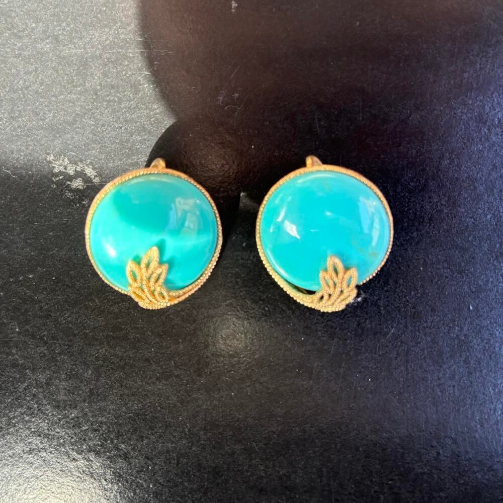 Vintage crown Trifari faux turquoise clip on earrings - Picture 2 of 3